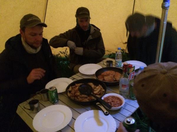 Dinner im Camp